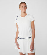 Camiseta técnica blanca de manga corta y cuello redondo confeccionada en un tejido con tecnología de secado rápido y corte Slim Fit.
