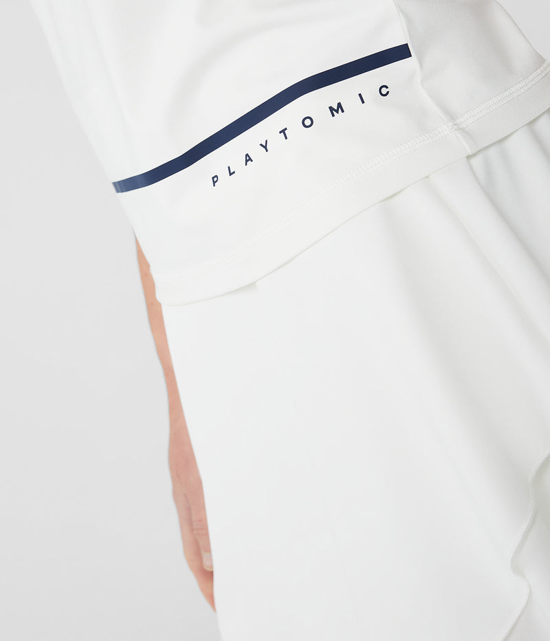 Camiseta técnica blanca de manga corta y cuello redondo confeccionada en un tejido con tecnología de secado rápido y corte Slim Fit.