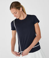 Camiseta técnica azul marino de manga corta y cuello redondo confeccionada en un tejido con tecnología de secado rápido y corte Slim Fit.