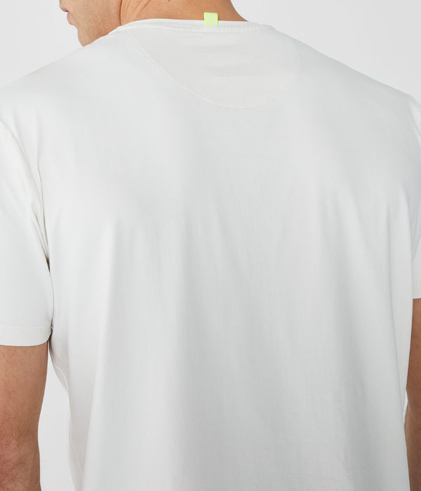 Camiseta básica blanca de corte Slim Fit con líneas en contraste. Tejido con tecnología de secado rápido.