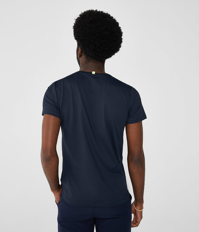Camiseta básica azul de corte Slim Fit con líneas en contraste. Tejido con tecnología de secado rápido.