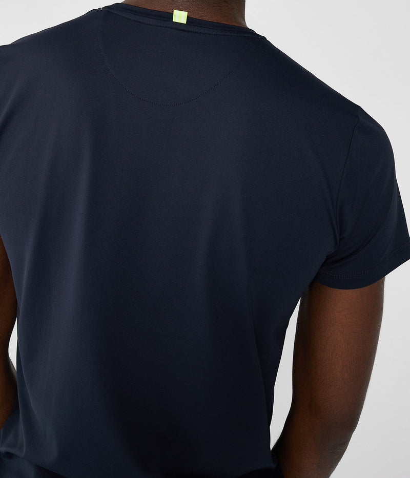 Camiseta básica azul de corte Slim Fit con líneas en contraste. Tejido con tecnología de secado rápido.