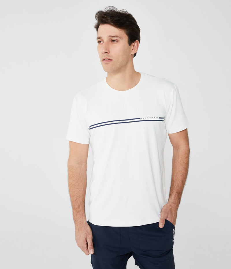 Camiseta básica blanca de corte Slim Fit con líneas en contraste. Tejido con tecnología de secado rápido.